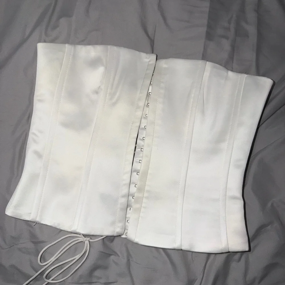 Guizio Satin Corset in White - Picture 2 of 4